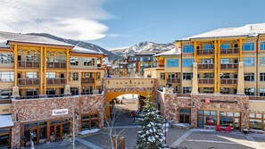 Exterior - Unequalled Ski in Out, Next to Gondola, Sundial Studio, Pool, Hot tub, Condo Nast Winner C209 (Park City)