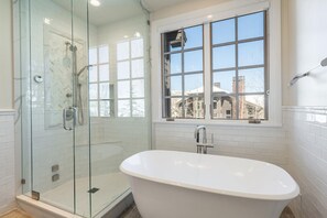 Badewanne, Haartrockner, Handtücher
