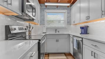 雪櫃、微波爐、焗爐、爐具