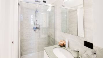 Classic-Apartment | Badezimmer | Badewanne, Haartrockner, Bidet