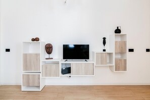 Apartamento clásico | Zona de estar | Televisión de 30 pulgadas con canales digitales