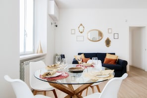 Classic-Apartment | Wohnbereich | 30-Zoll-Fernseher mit Digitalempfang