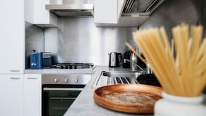 Classic Apartment | Dapur peribadi | Pembancuh kopi espreso, peti sejuk/penyejuk beku saiz penuh, ketuhar 