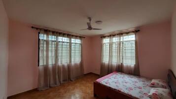 2 slaapkamers, een strijkplank/strijkijzer, gratis wifi, beddengoed