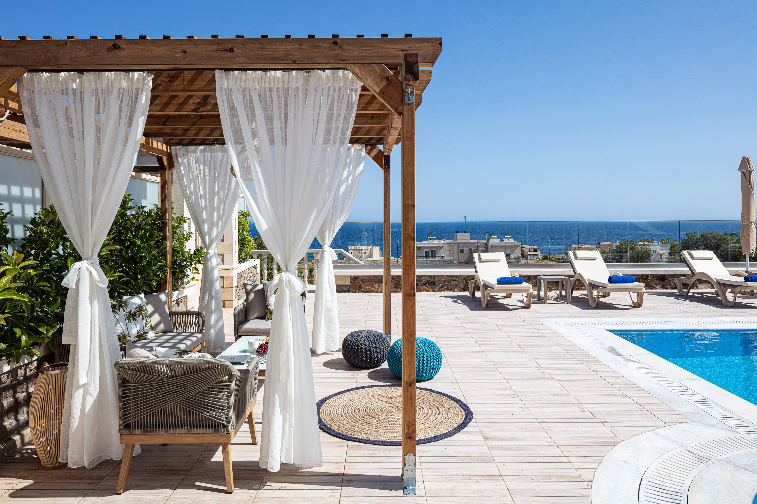 Inomhuspool och utomhuspool