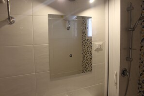 Haartrockner, Handtücher, Seife, Toilettenpapier