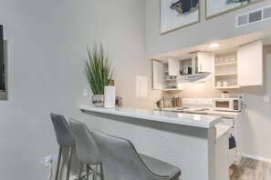 Réfrigérateur, four à micro-ondes, un four, surface de cuisson