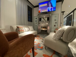 智能電視、壁爐、乒乓球設施