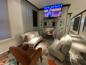 TV connectée, cheminée, table de tennis de table