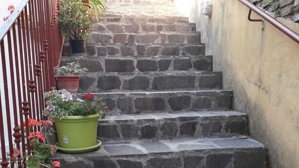 A stone staircase with potted plants on the steps. - Casa Vacanze The Family (Campania)