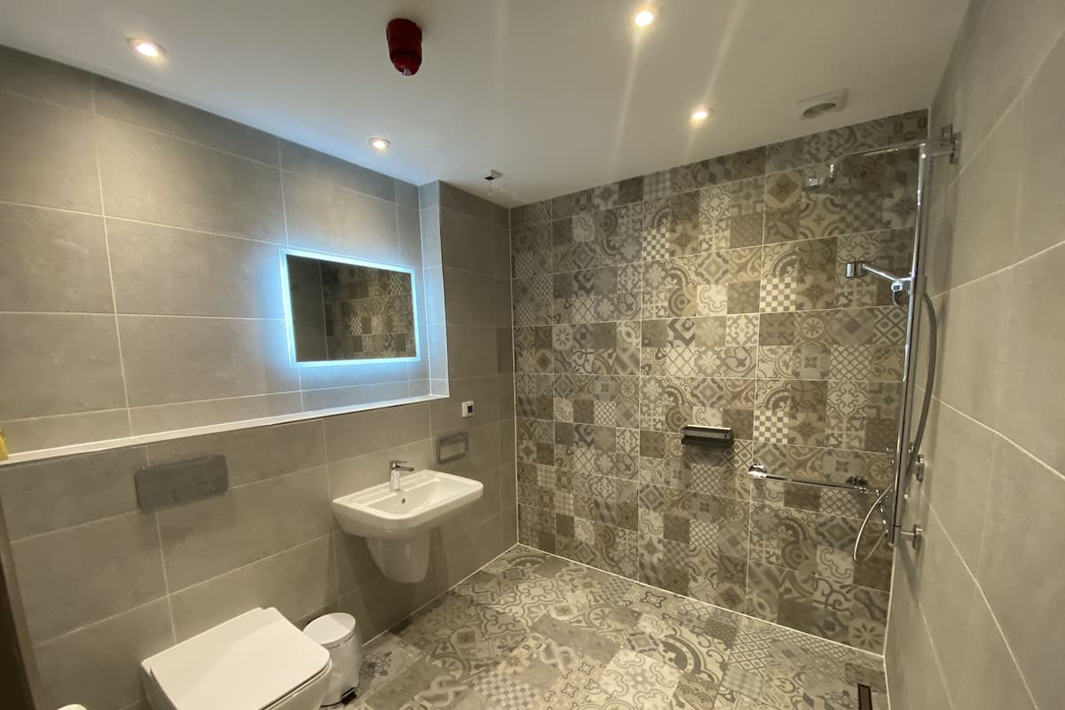 Ein modernes Badezimmer mit Toilette, Waschbecken und Dusche.