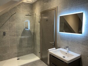 Kahden hengen deluxe-huone, oma kylpyhuone (Room 4 with Balcony) | Tallelokero huoneessa, yksilöllisesti sisustettu