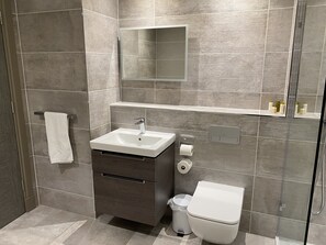 Deluxe Double Room, Private Bathroom, Ground Floor (Room 2) | Bathroom - Taransay House (Portree)
