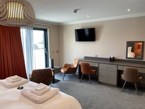 In-room safe, individually decorated, individually furnished, desk - Taransay House (Portree)