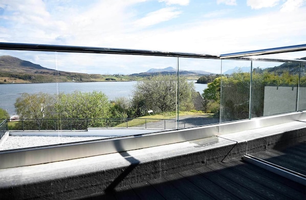 In-room safe, individually decorated, individually furnished, desk - Taransay House (Portree)