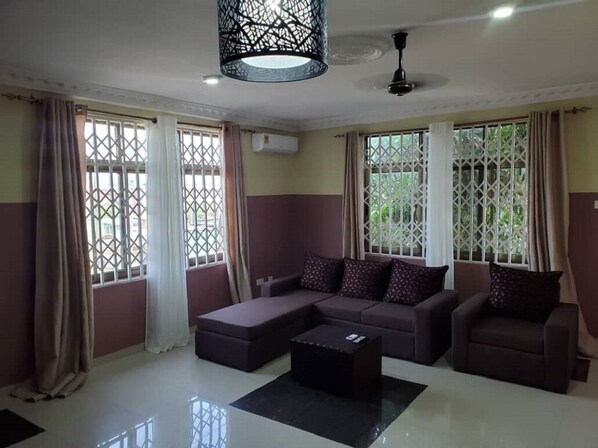 Smart TV - HallWay Apartment C (Accra)