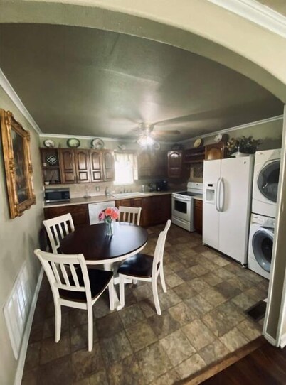 Charming Bungalow-safe area-8 minutes from S Tulsa