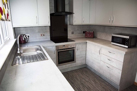 Cottage, 2 Bedrooms | Private kitchen | Electric kettle