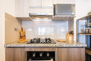 Kühlschrank, Mikrowelle, Ofen, Herdplatte