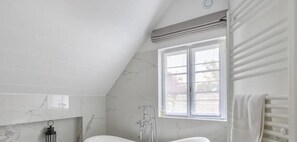 Tina, secadora de cabello, toallas, jabón 