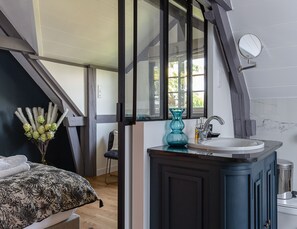 1 bedroom, iron/ironing board, travel crib, WiFi