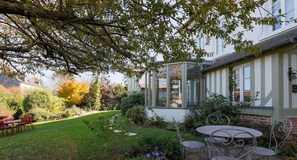 تناول الطعام بالخارج