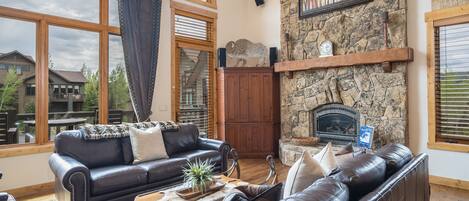 Een televisie, een open haard en een kantoor