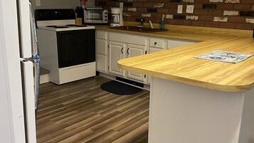 Geladeira, micro-ondas, fogão, cooktop