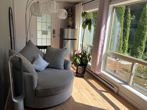 Smart-TV, Kamin, Bücher