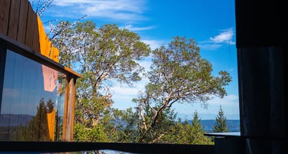 Entire Suite,Ocean,mountain view,jacuzzi in the Suite,next to Mount Maxwell park