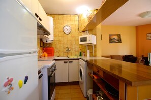 Fridge, microwave, oven, coffee/tea maker