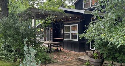 The Schoolhouse Cabin - Hot Tub and Game Room!