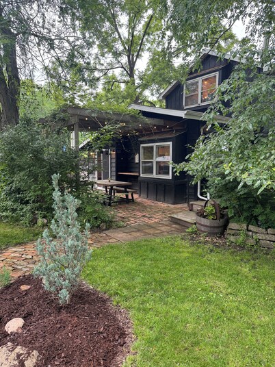 The Schoolhouse Cabin - Hot Tub and Game Room! 
