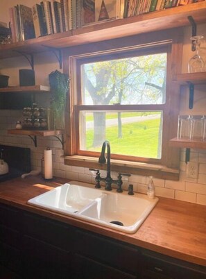 Fridge, microwave, oven, stovetop - The Schoolhouse Cabin - Hot Tub and Game Room!  (Hudson)