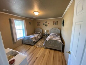 2 Schlafzimmer, Schreibtisch, Bügeleisen/Bügelbrett, kostenloses WLAN