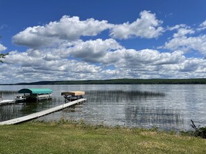 On the beach, sun-loungers - Cozy 3-bedroom Cottage on Metonga Lake with private dock (Crandon)