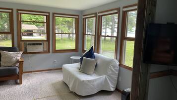 Una Smart TV, videojuegos, una pantalla de ordenador