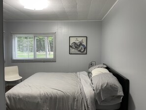 3 bedrooms, desk, free WiFi, bed sheets - Cozy 3-bedroom Cottage on Metonga Lake with private dock (Crandon)