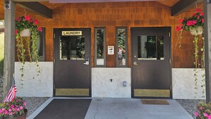 Un bâtiment sur lequel on peut lire l’inscription « ROCKIES R&R » et dont la porte est marquée du mot « LAUNDRY ».