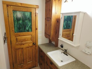 Combined shower/bathtub, towels, soap, shampoo