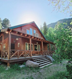 Exterior - Private Cabin on Beautiful River! Enjoy the popular Paiute ATV Trail. (Marysvale)