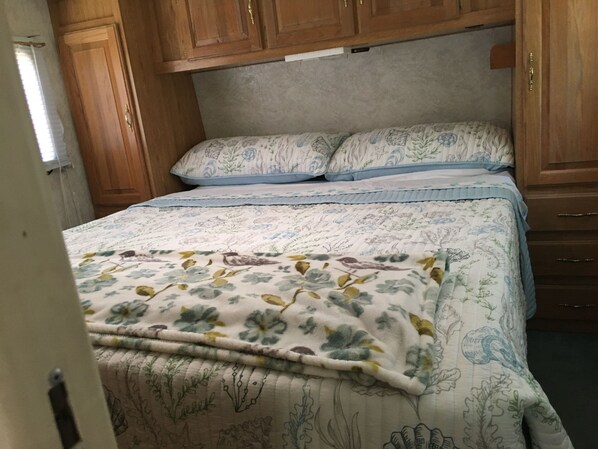 1 غرفة نوم ومكواة/لوح كي وواي فاي مجانًا وملاءات أسرّة