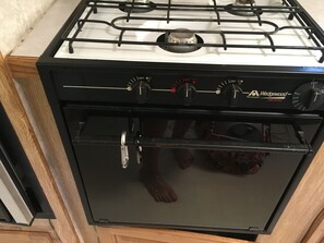 Refrigerador, microondas, horno y parrilla de estufa 
