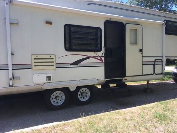 Property grounds - 5th Wheel RV Glam Camping (Norton Shores)