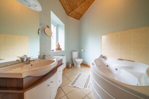 Bathroom - Spacious 2 bed stone cottage in the Wicklow Mountains (DONARD)