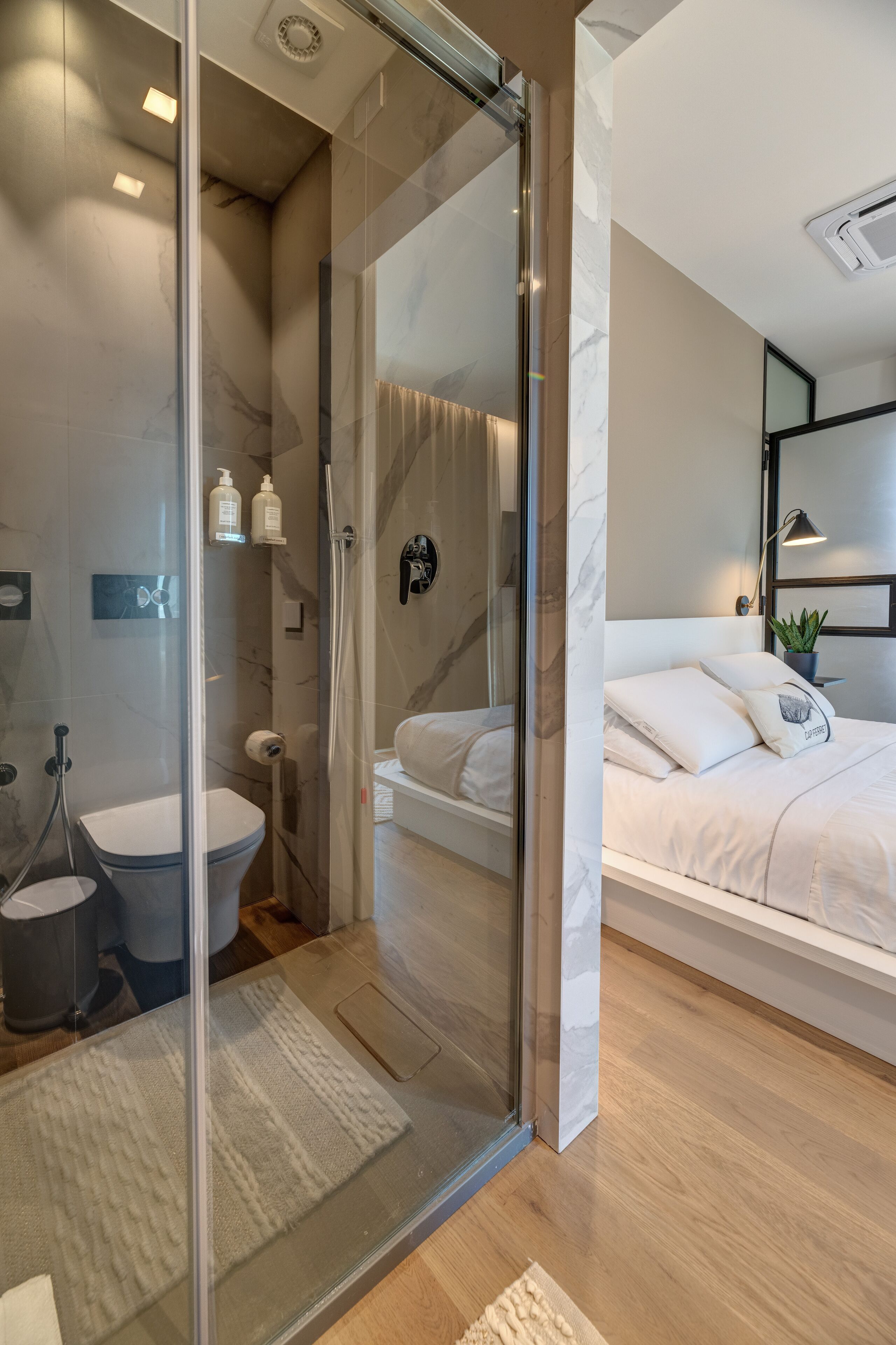 Shower, hair dryer, bidet, towels
