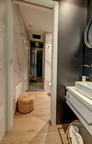 Een douche, een haardroger, een bidet, handdoeken