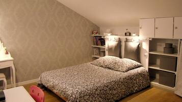 4 slaapkamers, een strijkplank/strijkijzer, reisbedje, gratis wifi