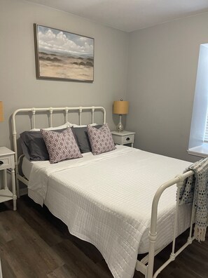 2 bedrooms, free WiFi, bed sheets - The Bernice - Entire 2 Bedroom Apt in Quilt Town, USA (Hamilton)