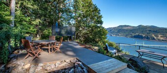 Perched On The Edge Of The Gorge, Private Hot Tub, A/C, Updated and Epic